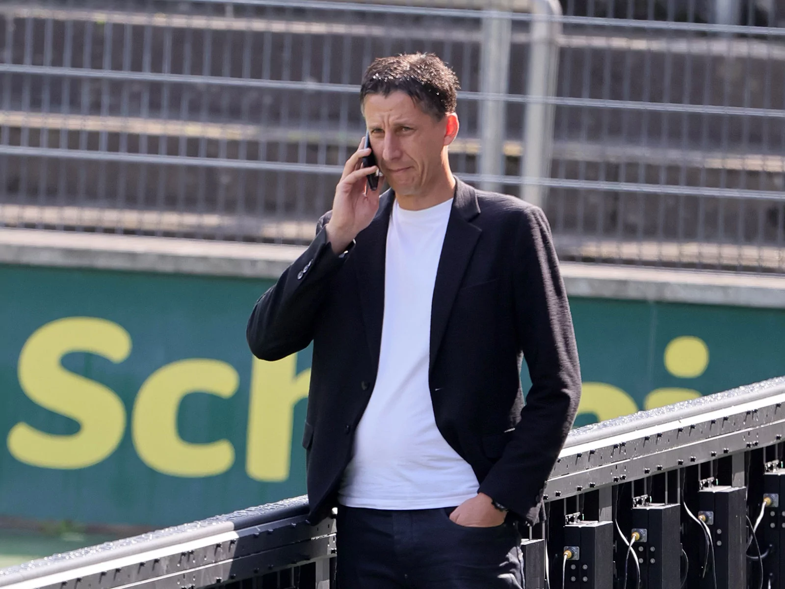 Christian Keller telefoniert. 1. FC Köln: Die schwierige Suche nach einem neuen Trainer.
