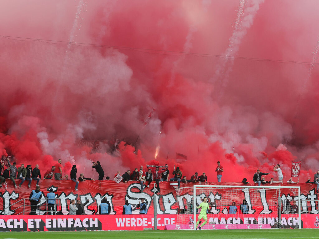 Pyrotechnik im Stadion des 1. FC Köln