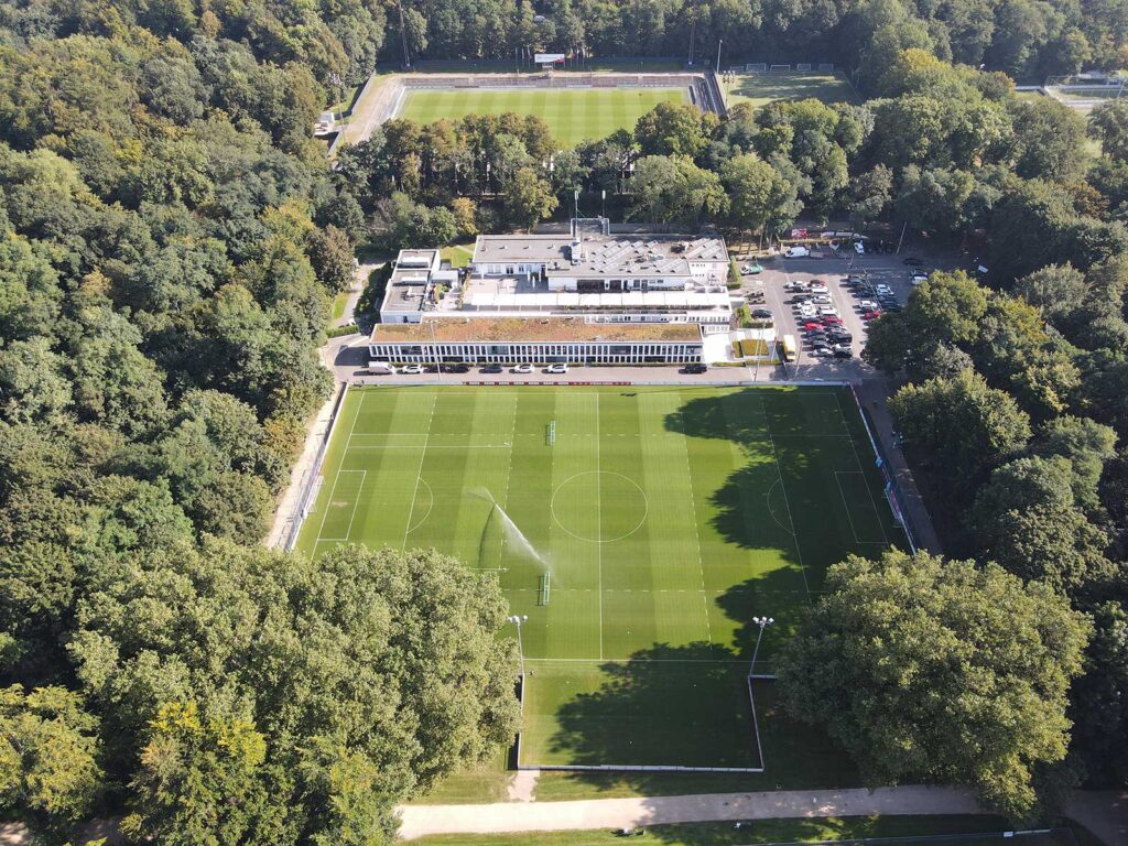 Das Geißbockheim des 1. FC Köln mit Trainingsplatz