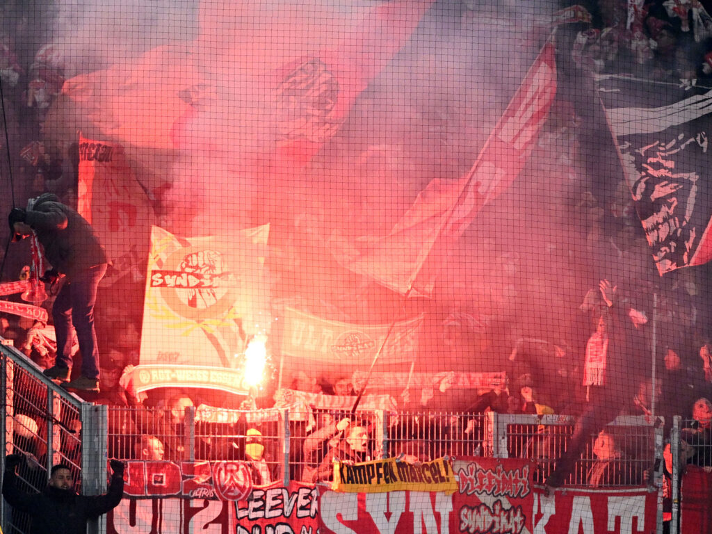 In der Südkurve brennen Fans des 1. FC Köln bengalische Fackeln ab. Effzeh müngersdorf Strafe DFB 