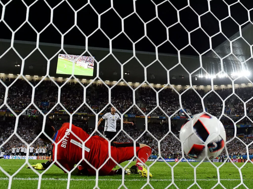 Gianluigi Buffon träumt noch vom Hector-Elfmeter.