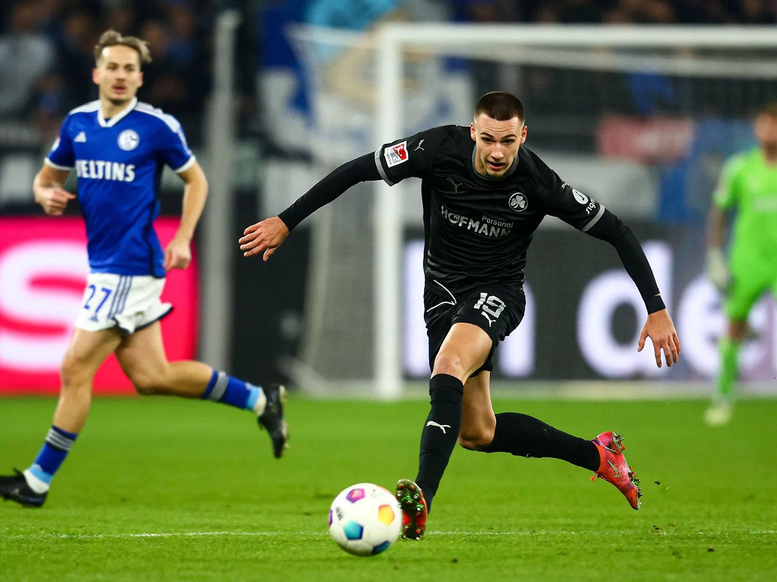 Tim Lemperle, Leihspieler des 1. FC Köln spielt den ball bei Greuther Fürth. effzeh 1 FC Köln Abstiegskampf Klassenerhalt Müngersdorf
