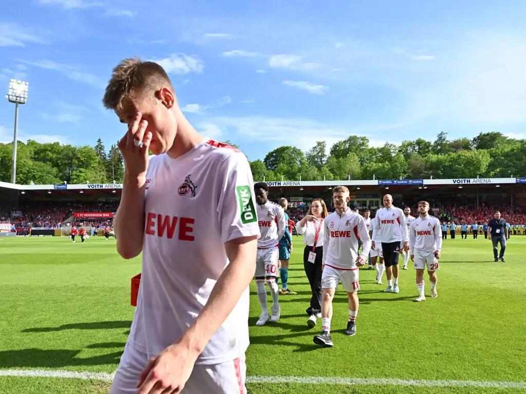 Die Mannschaft des 1. FC Köln verlässt den Platz in Heidenheim.