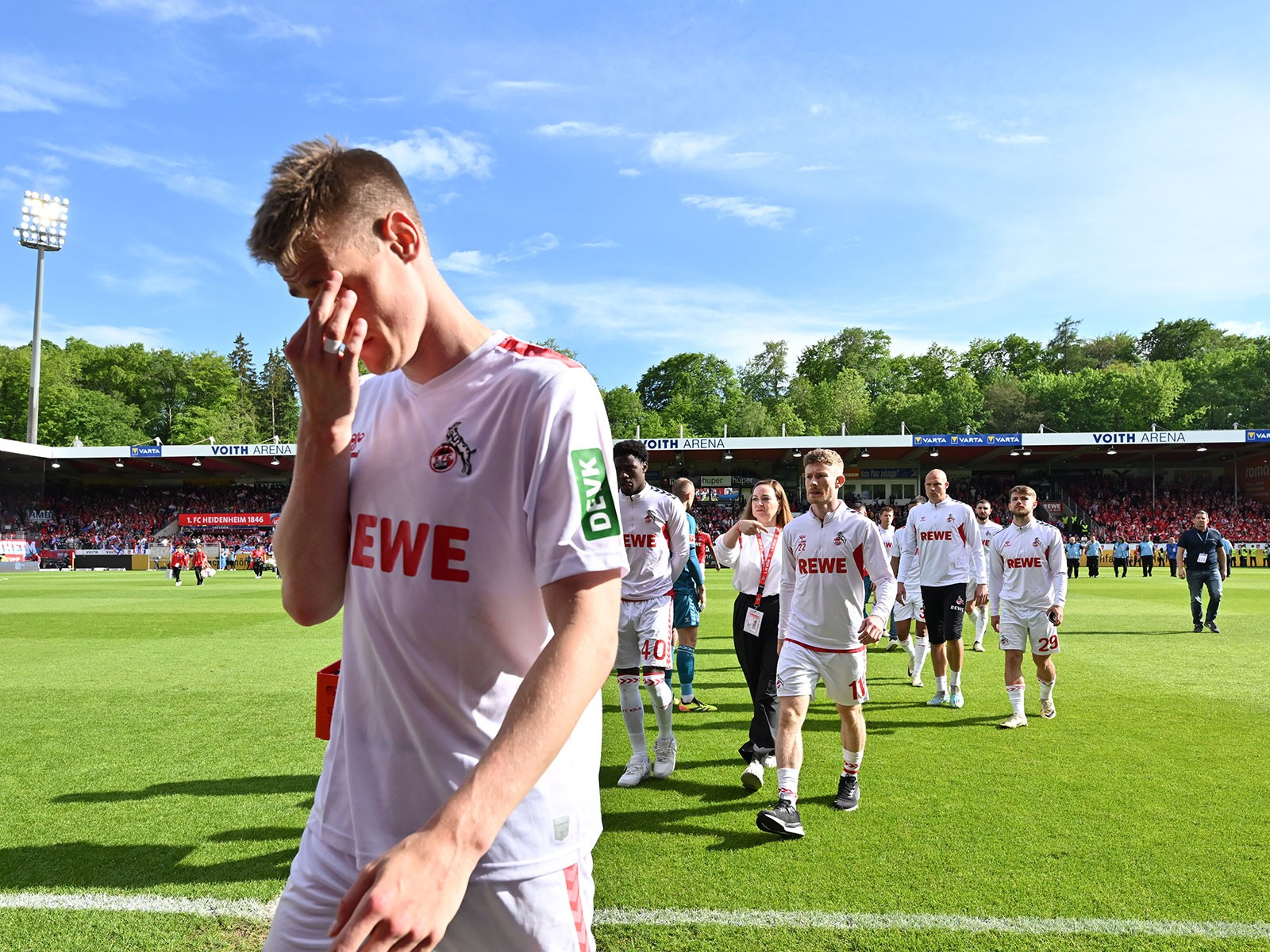 Die Mannschaft des 1. FC Köln verlässt den Platz in Heidenheim.