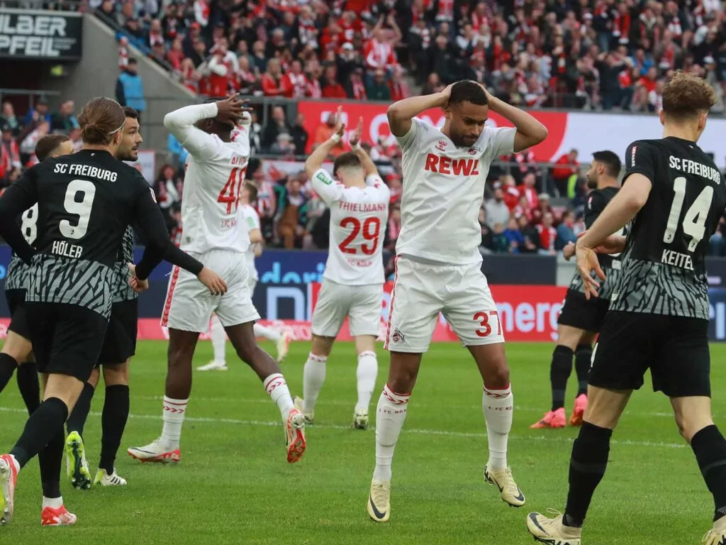 Die Kölner Spieler ärgern sich im Spiel gegen den SC Freiburg. effzeh abstiegskampf klassenerhalt 1. fc köln