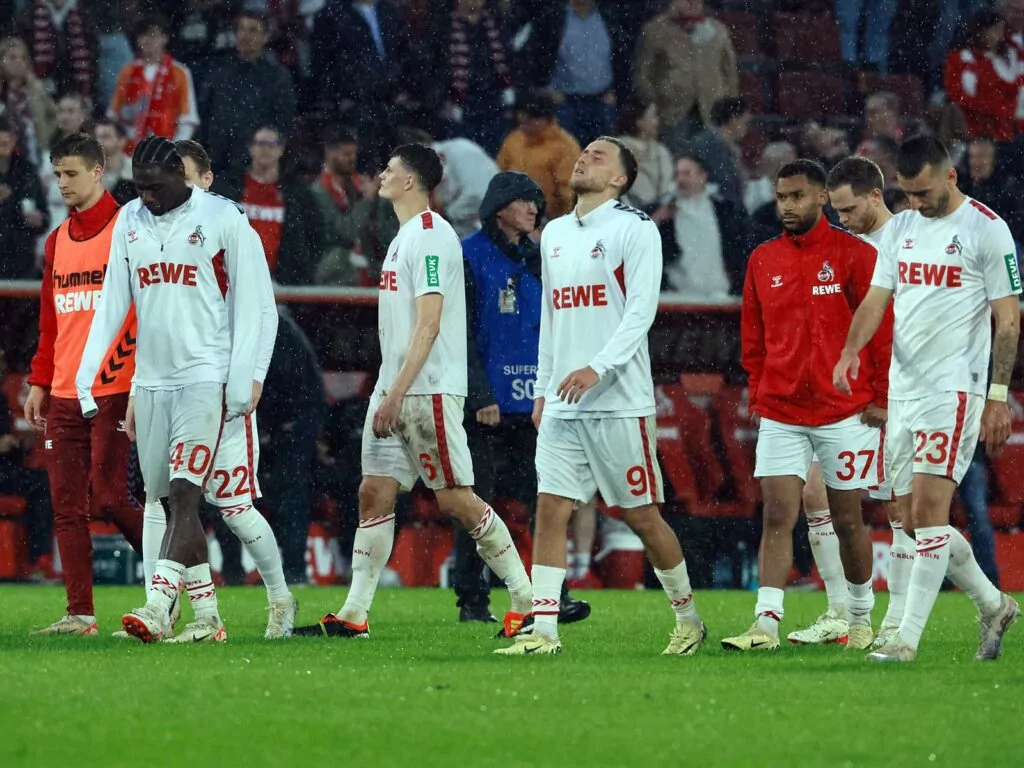 Die Kölner Mannschaft schaut nach dem 1:1-Unentschieden ernüchtert zu Boden. effzeh 1 FC Köln Abstiegskampf Klassenerhalt Müngersdorf 