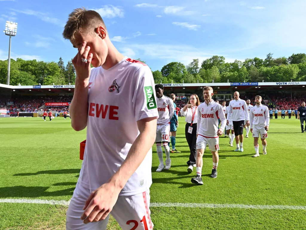 Die Mannschaft des 1. FC Köln verlässt nach der Niederlage in Heidenheim geknickt den Platz.