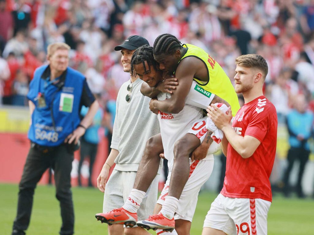 Damion Downs und Faride Aidou freuen sich ner den Sieg gegen Berlin. 1. FC Köln Effzeh Klassenerhalt Abstiegskampf