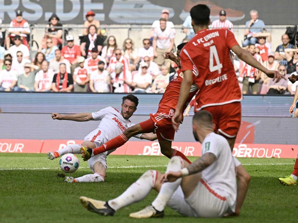 Mark Uth bereitet das 2:2 des 1. FC Köln vor.