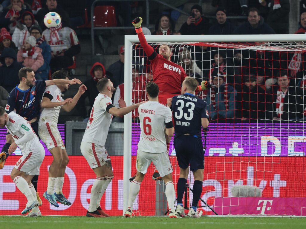 Marvin Schwäbe faustet den Ball gegen Heidenheim aus dem Tor.