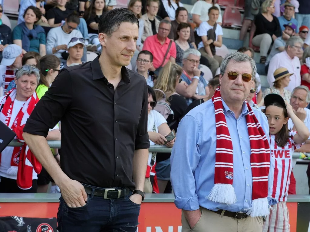 Christian Keller und Dr. Werner Wolf stehen nebeneinander am Spielfeldrand.