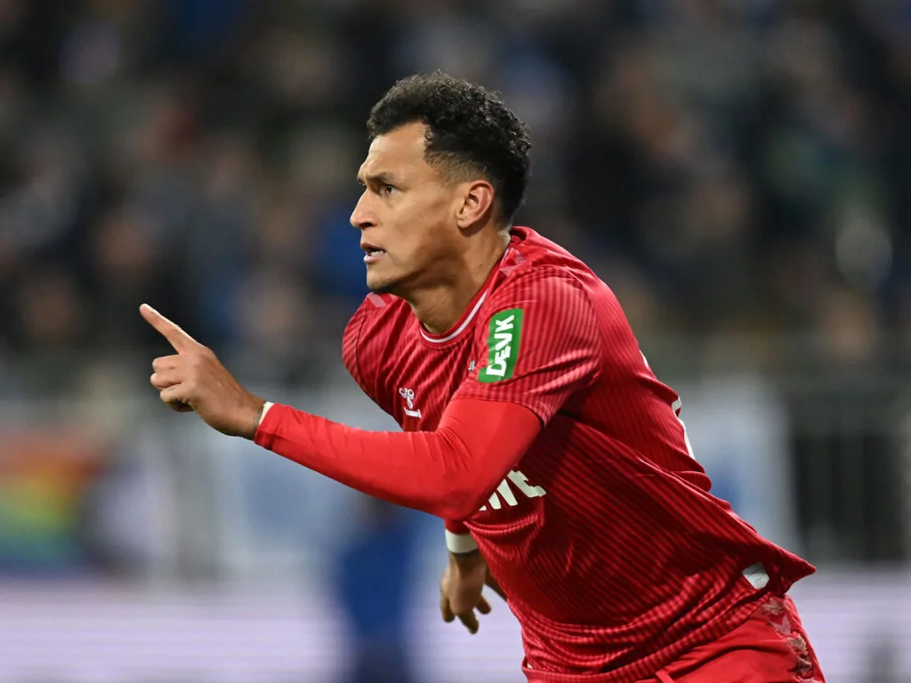 Davie Selke, Stürmer des 1. FC Köln setzt zum Sprint an.