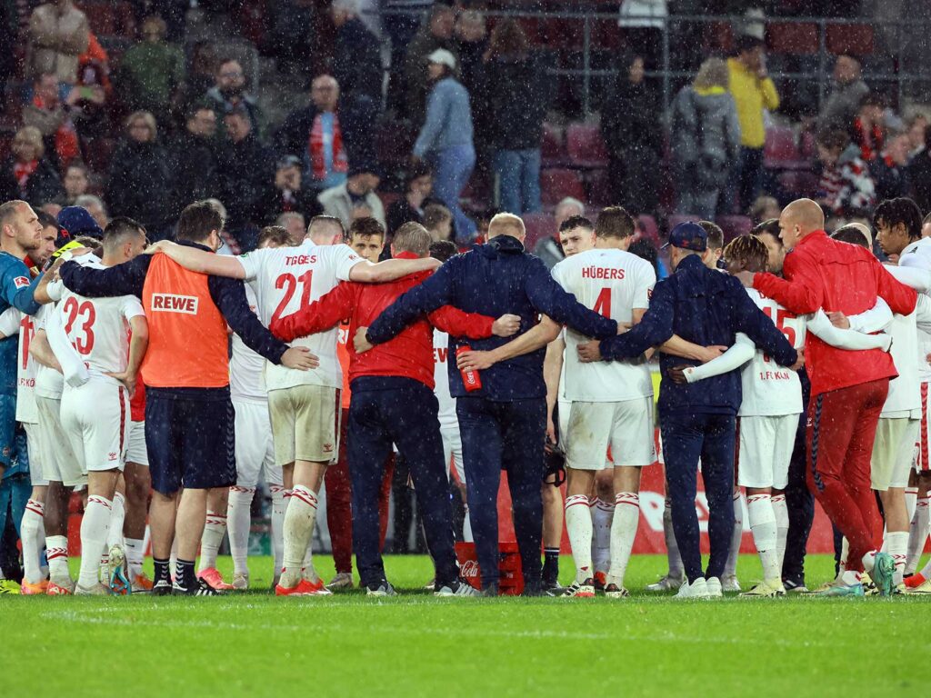 Die Mannschaft des FC steht nach dem 1:1 gegen den SC Freiburg Arm in Arm im Kreis. effzeh 1. FC Köln Abstiegskampf Klassenerhalt