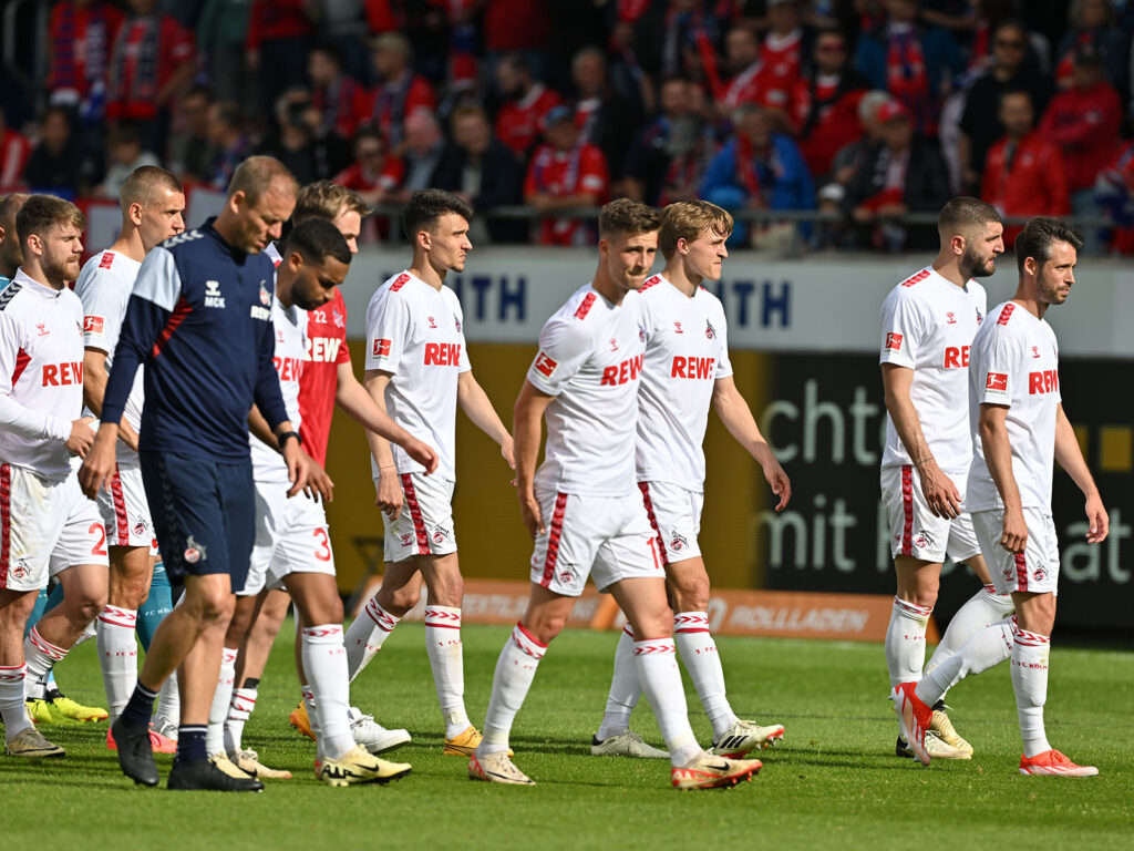 Die Mannschaft des 1. FC Köln blickt niedergeschlagen zu Boden.