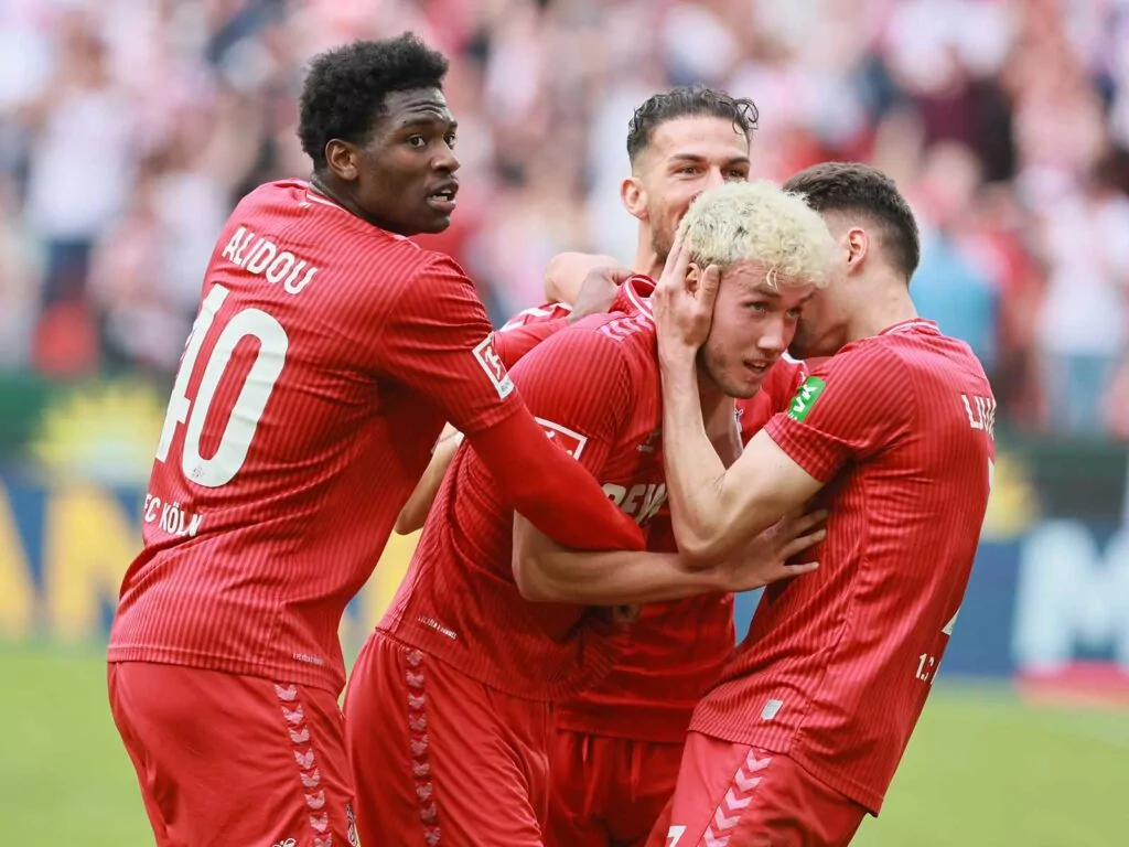 Luca Waldschmidt vom 1. FC Köln wird von den FC-Spielern nach einem Tor beglückwünscht.