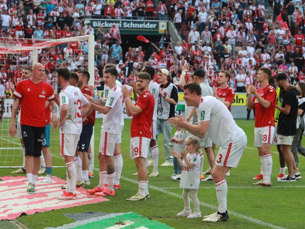 Die Kölner Mannschaft feiert nach dem 3:2-Sieg über Union Berlin vor der Südkurve. effzeh 1 FC Köln Klassenerhalt Abstiegskampf