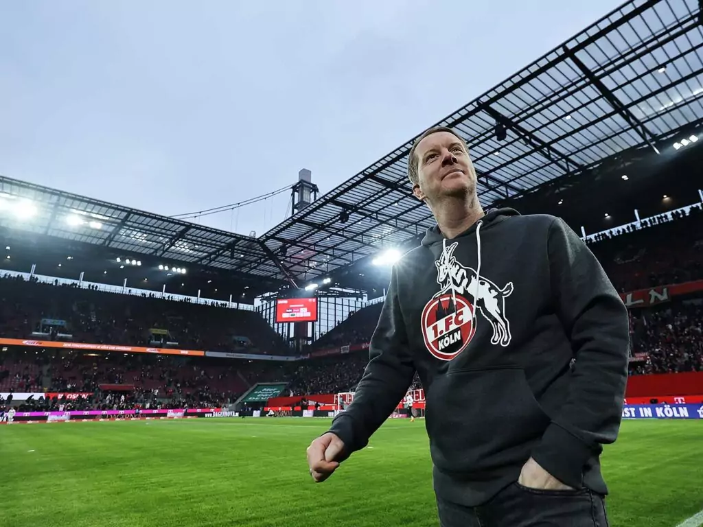 Timo Schultz steht im Kölner Stadion. der 1. FC Köln ist im eigenen Stadion zu schwach.effzeh Geißböcke Abstiegskampf Timo Schultz Heimsieg Müngersdorf RheinenergieStadion Südkurve 1. FC Köln 