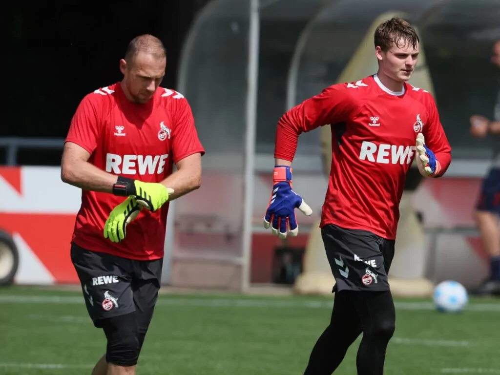 Marvin Schwäbe und Jonas Urbig joggen im Training des 1. FC Köln.