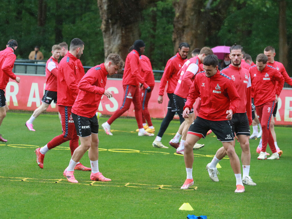 Die Mannschaft des 1. FC Köln auf dem Trainingsplatz