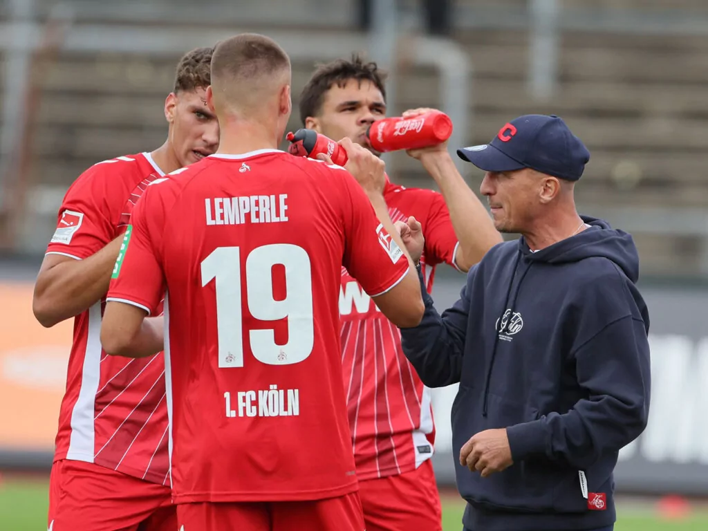 Gerhard Struber im Gespräch mit Tim Lemperle vom 1. FC Köln.