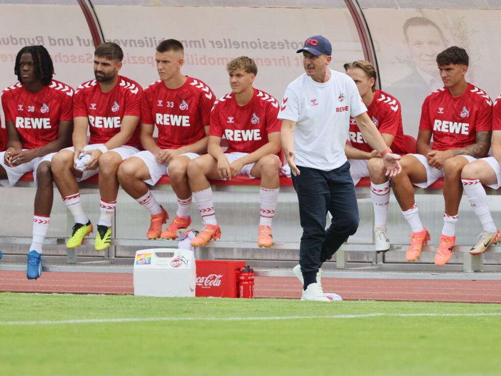 Gerhard Struber vor der Bank mit Spielern des 1. FC Köln.