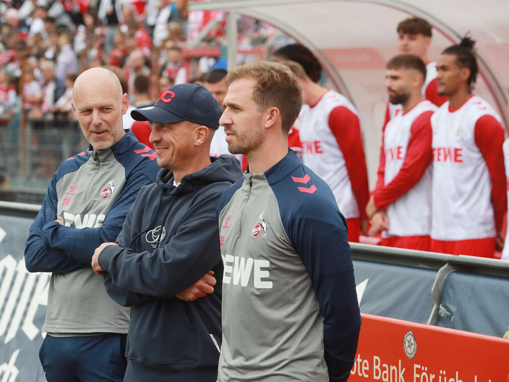 Thomas Hickersberger, Gerhard Struber, Bernd Eibler vom 1. FC Köln stehen beim Testspiel gegen Offenbach an der Seitenlinie