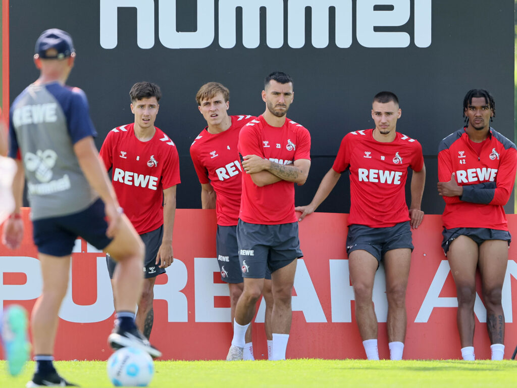 Gerhartd Struber vom 1. FC Köln spricht mit Teilen der Mannschaft.