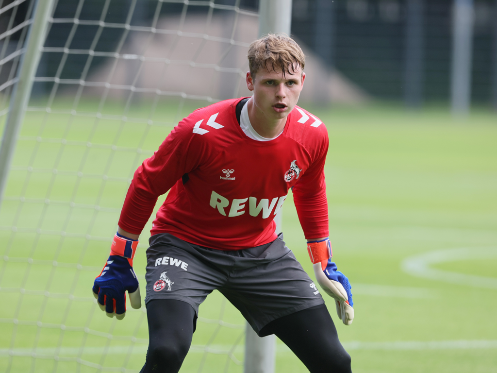 Jonas Urbig beim Training des 1. FC Köln