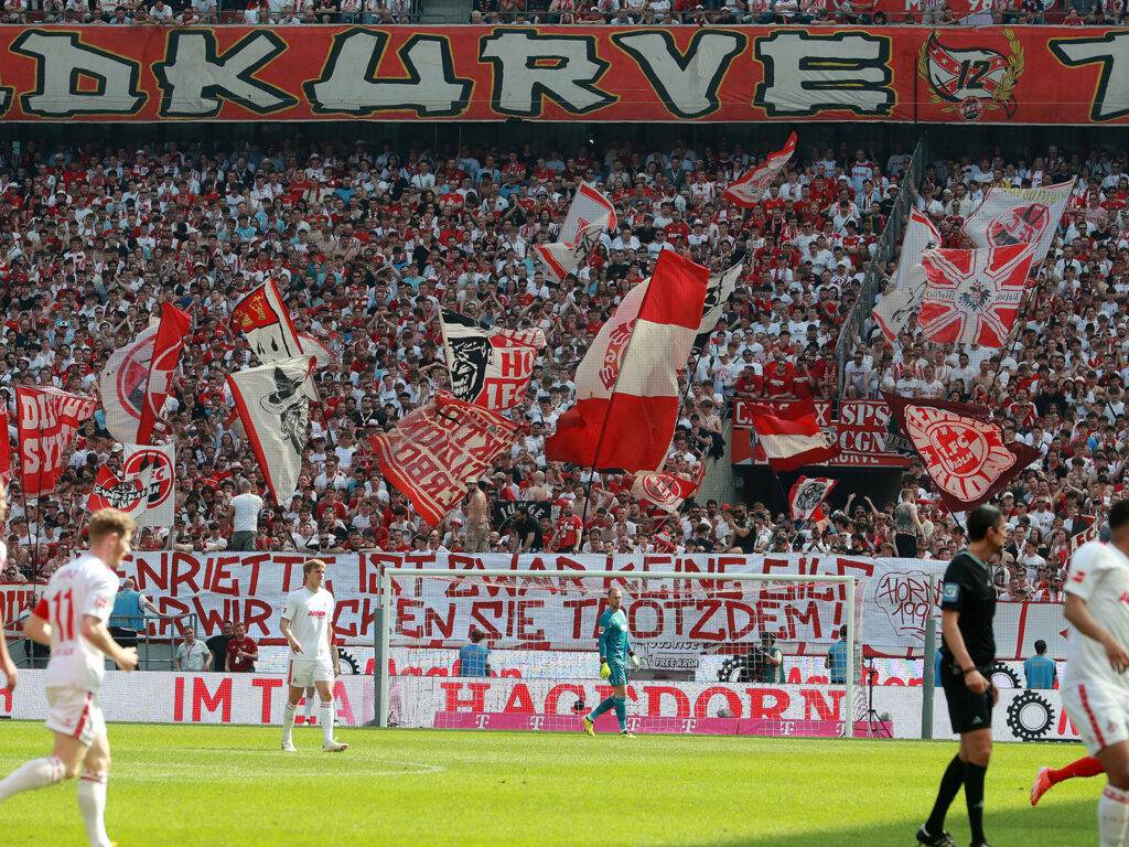 Die Südkurve des 1. FC Köln mit dem Reker-Banner