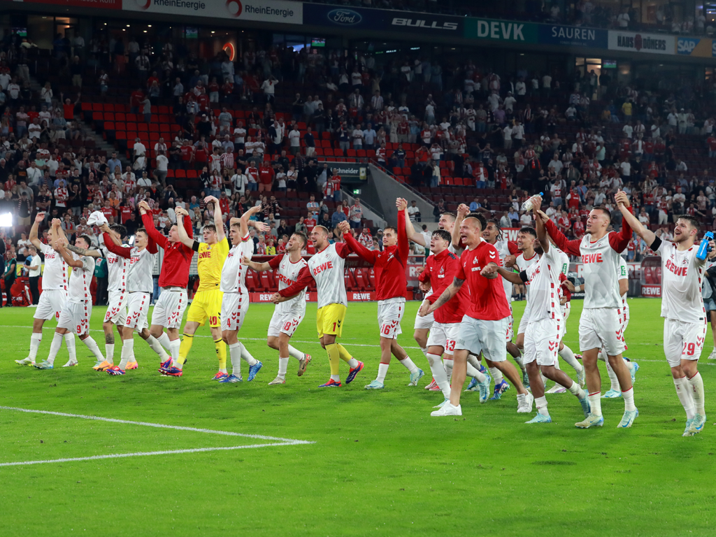 Die Mannschaft des 1. FC Köln jubelt nach dem Sieg.