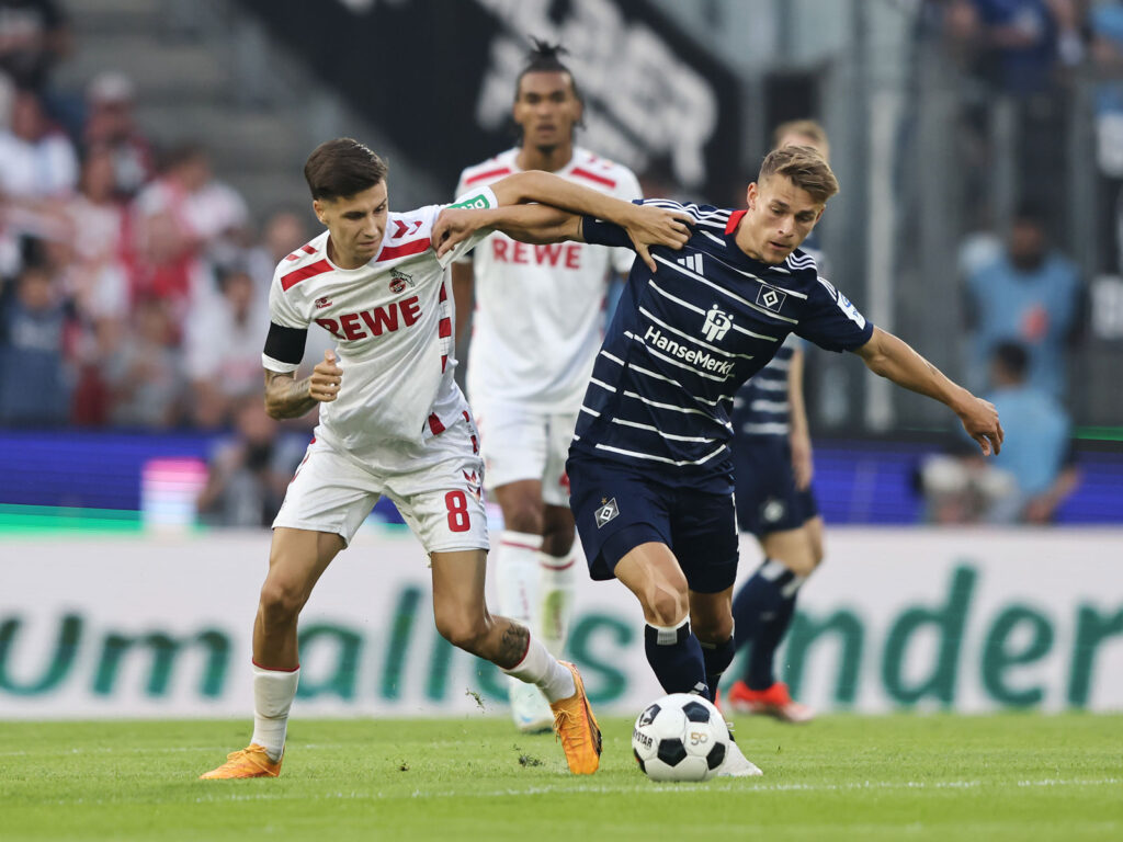 Denis Huseinbasic vom 1. FC Köln im Zweikampf