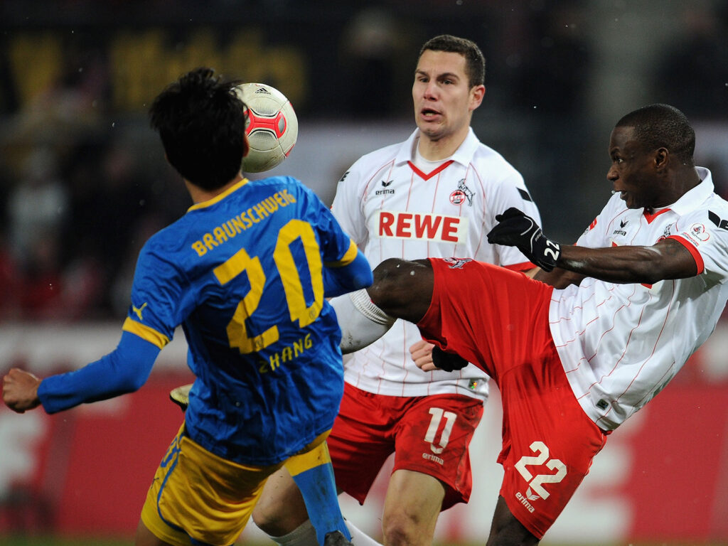 Kölns Anthony Ujah gegen Chengdong Zhang von Braunschweig im RheinEnergieStadion am 10. Dezember 2012