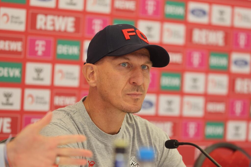 Gerhard Struber bei einer Pressekonferenz des 1. FC Köln.