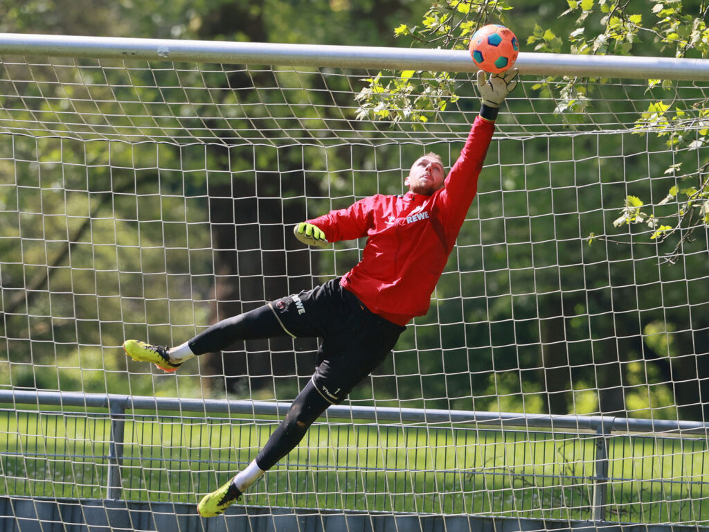 Marvin Schwäbe beim Training des 1. FC Köln