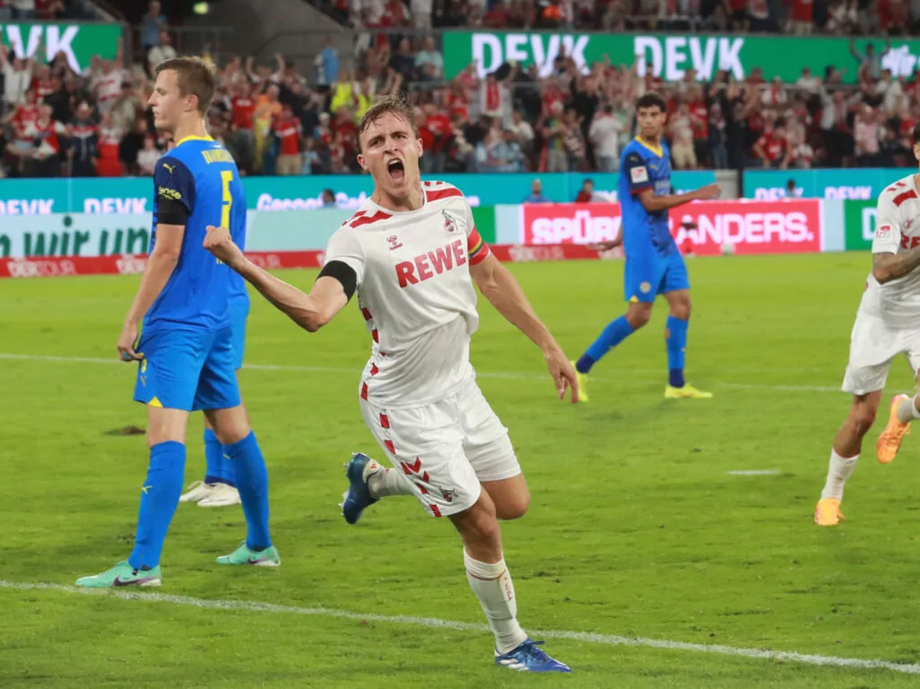 Timo Hübers jubelt nach seinem Treffer zum 1:0.