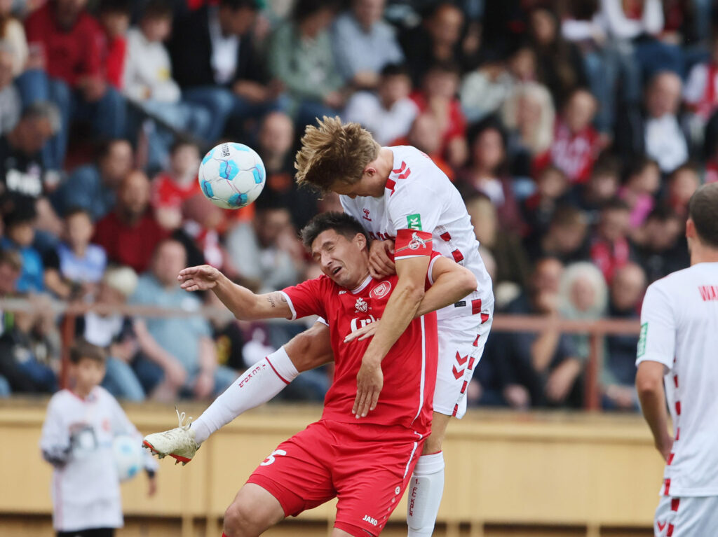 Timo Hübers beim Kopfball