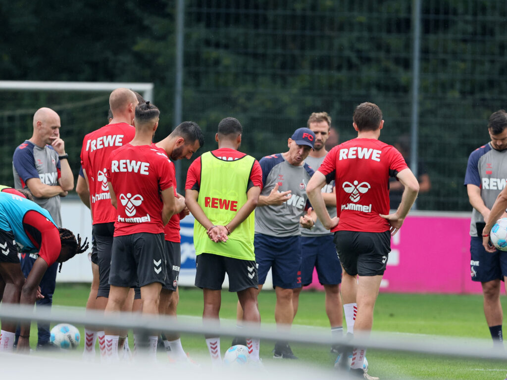 FC-Trainer Gerhard Struber versammelt die Spieler des 1. FC Köln um sich