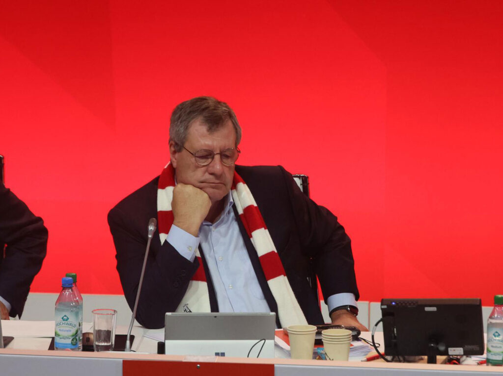 Werner Wolf, Präsident des 1. FC Köln bei der Mitglliederversammlung