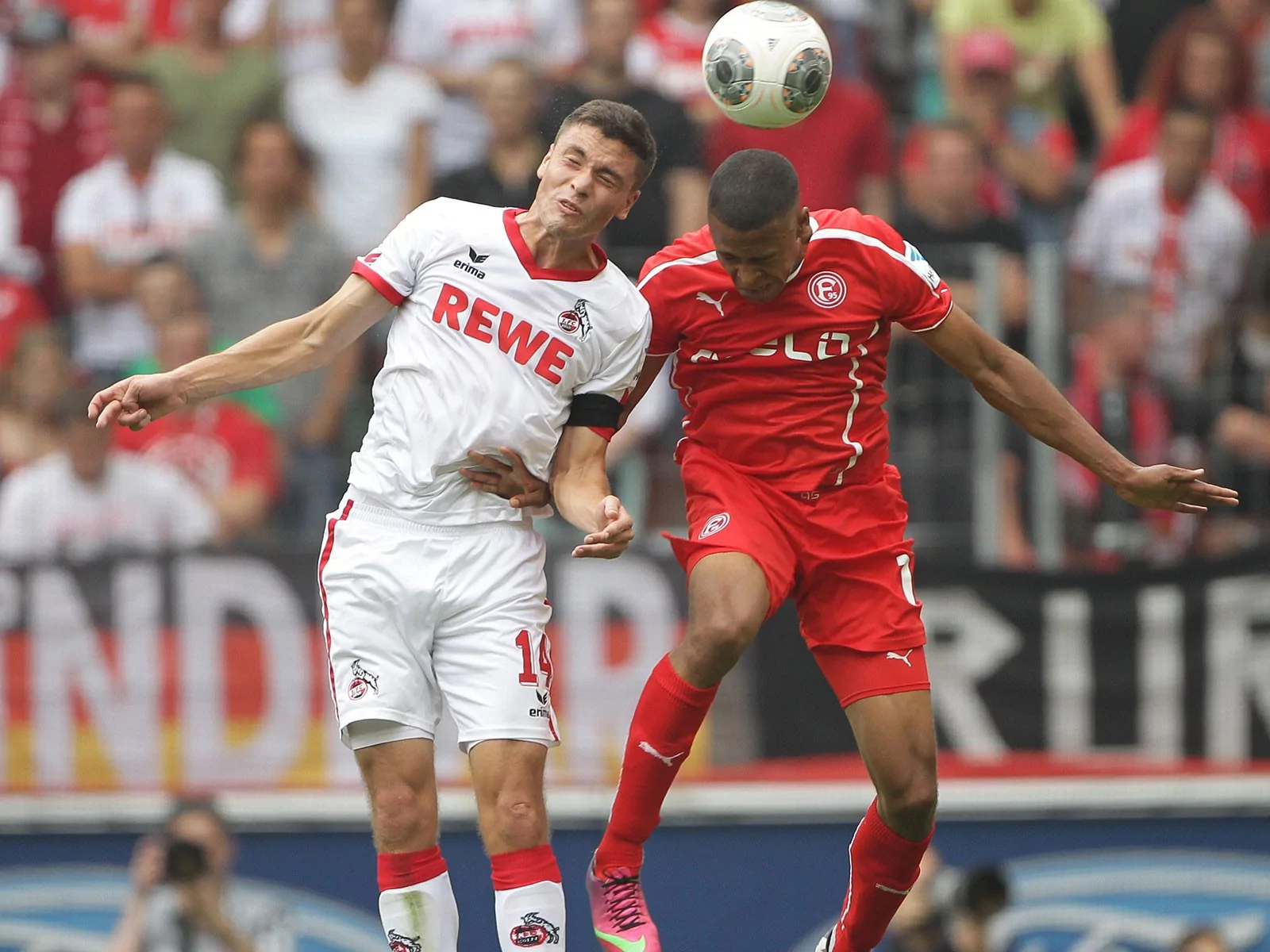 Jonas Hector beim Kopfball im Spiel des 1. FC köln gegen Fortuna Düseldorf.