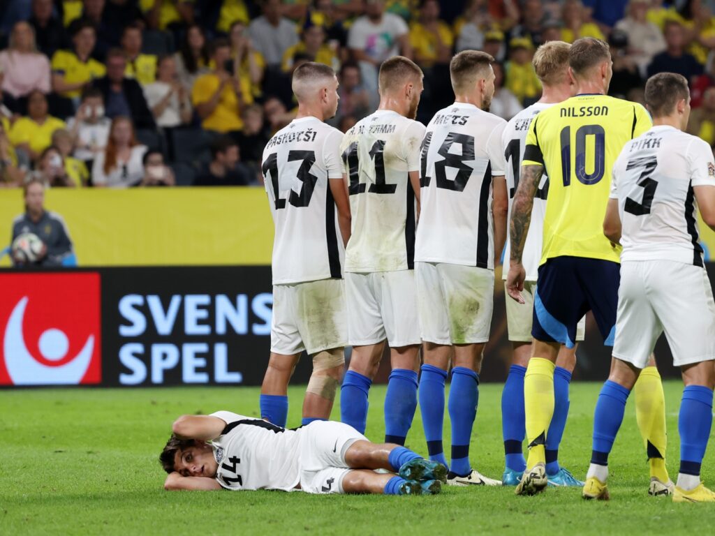 Patrik Kristal liegt im Spiel Schweden gegen Estland hinter der Mauer, um einen Freistoß zu verteidigen. 