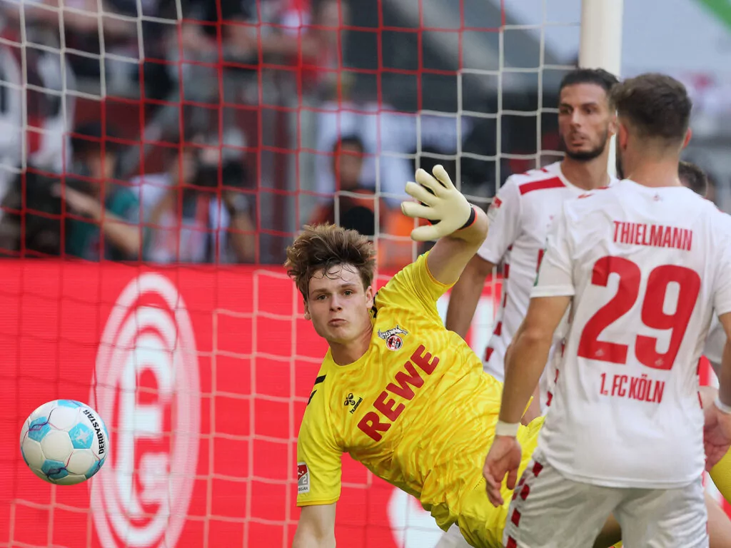 Jonas Urbig vom 1. FC Köln im Tor