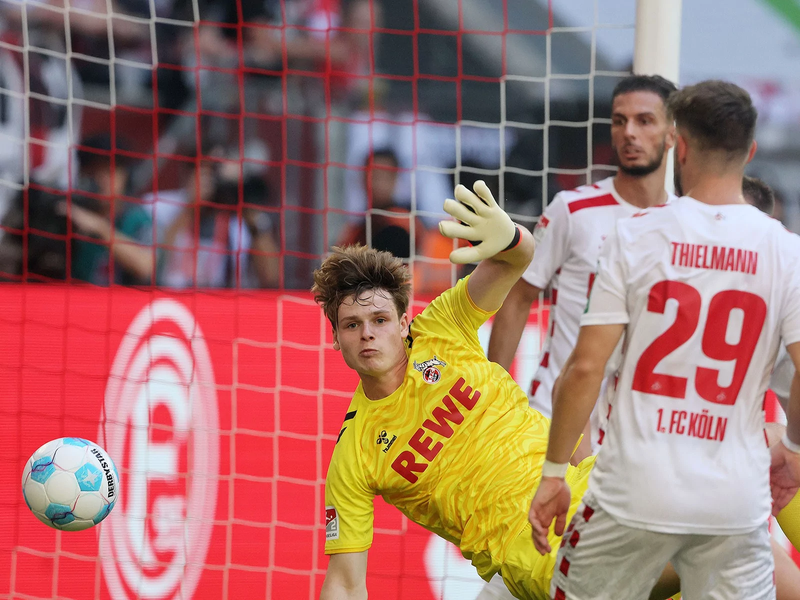 Jonas Urbig vom 1. FC Köln im Tor