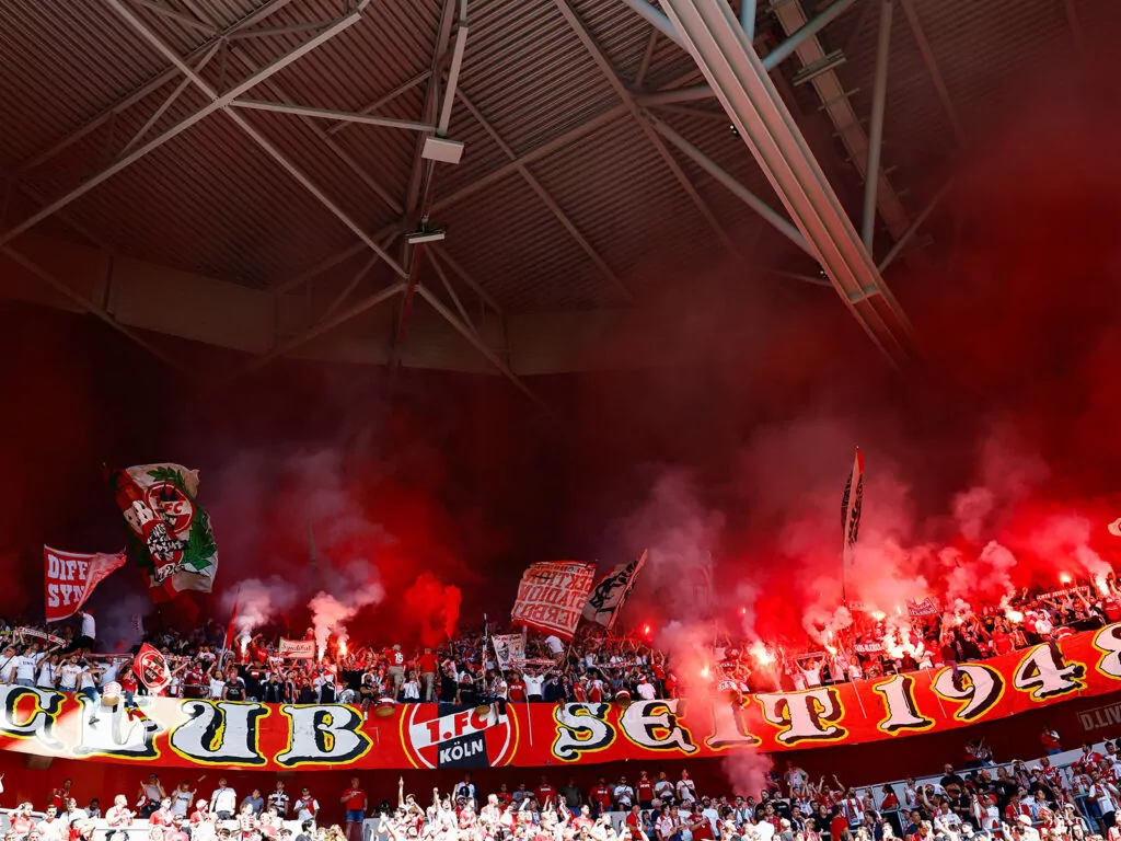 Pyrotechnik im Fanblock des 1. FC Köln im Duell gegen Düsseldorf