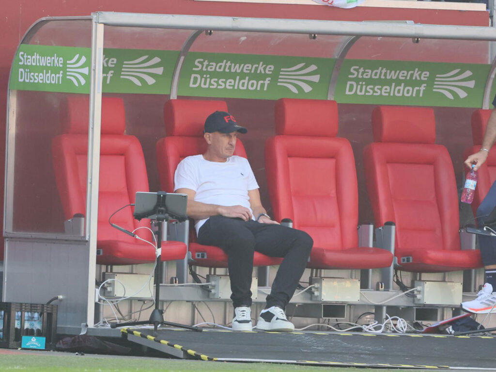 Gerhard Struber beim Spiel des 1. FC Köln in Düsseldorf