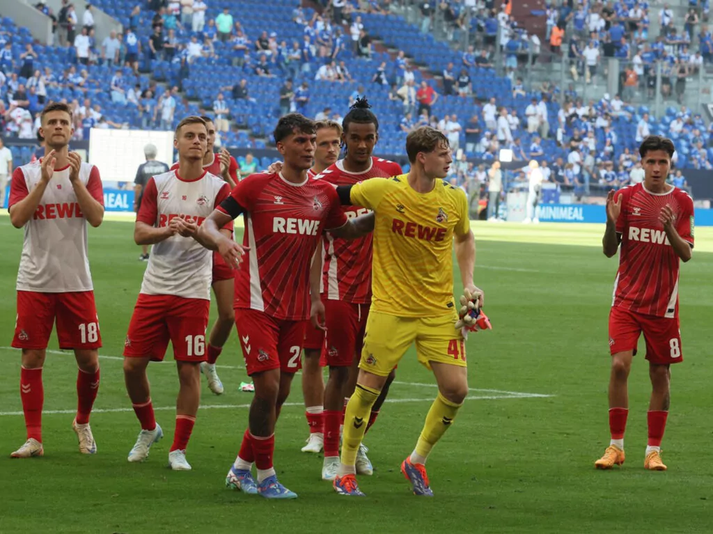 Die Spieler des 1. FC Köln jubeln nach dem 3:1 auf Schalke