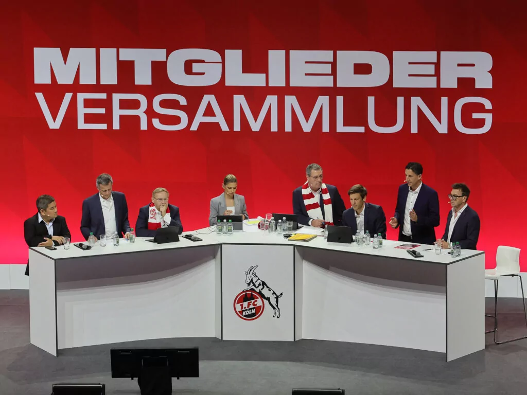 Die FC-Bosse bei der Mitgliederversammlung des 1. FC Köln 2023