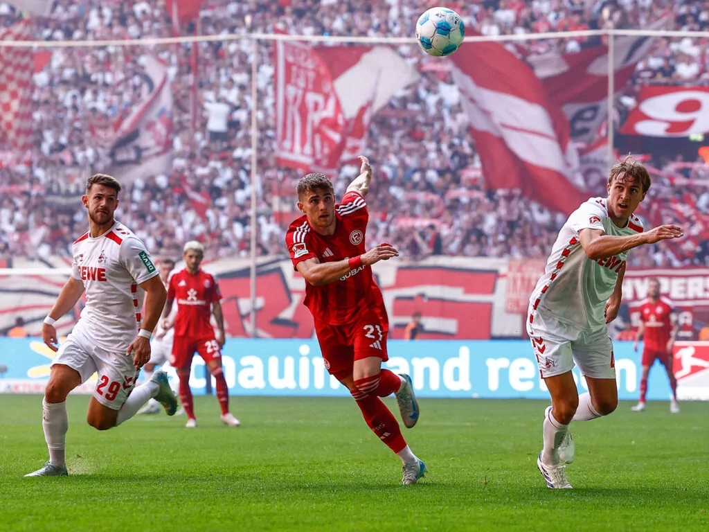 Jan Thielmann und Timo  Hübers vom 1. FC Köln im Spiel gegen Fortuna Düsseldorf