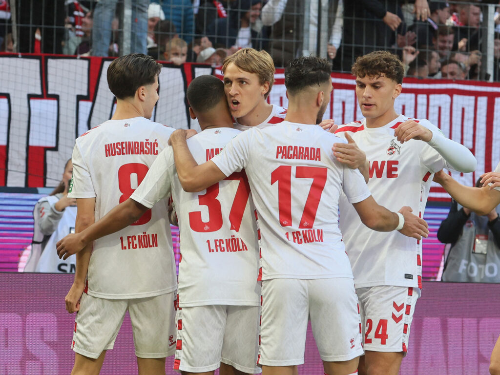 Jubal bei den Kölner Spielern nach dem 1:0