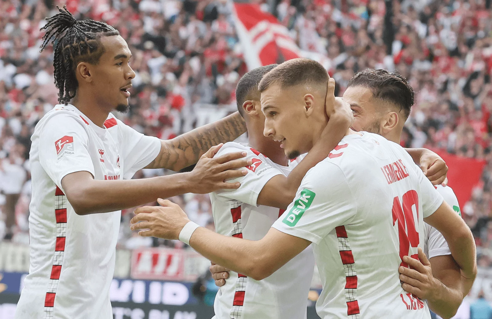 Spieler des 1. FC Köln freuen sich.