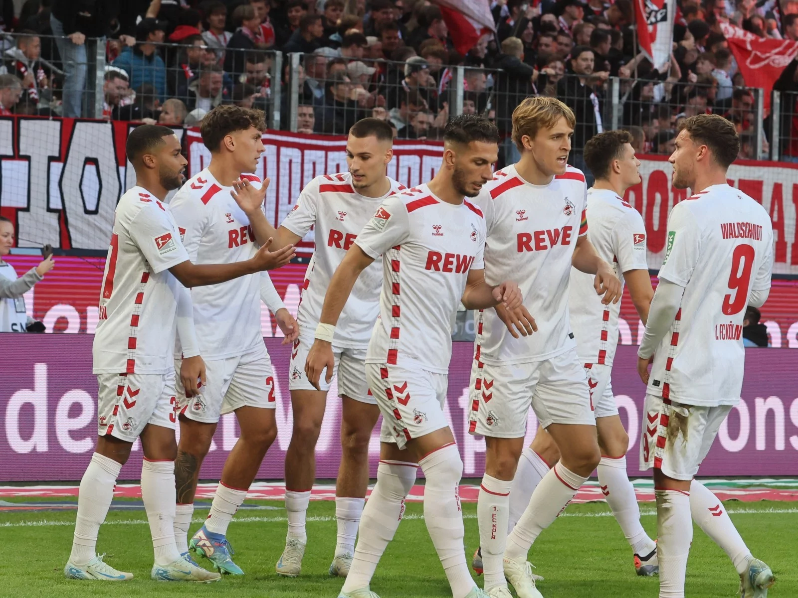 Die Spieler des 1. FC Köln freuen sich über das Tor von Timo Hübers gegen Ulm.